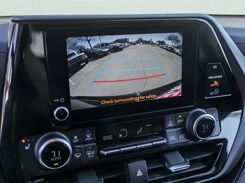 Used 2023 Toyota Highlander XLE image 20