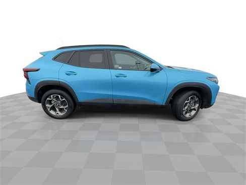 Certified 2025 Chevrolet Trax LT w/ Driver Confidence Package image 9