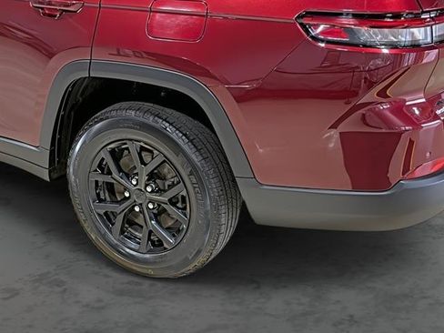 Used 2024 Jeep Grand Cherokee L Altitude AWD/4WD image 11
