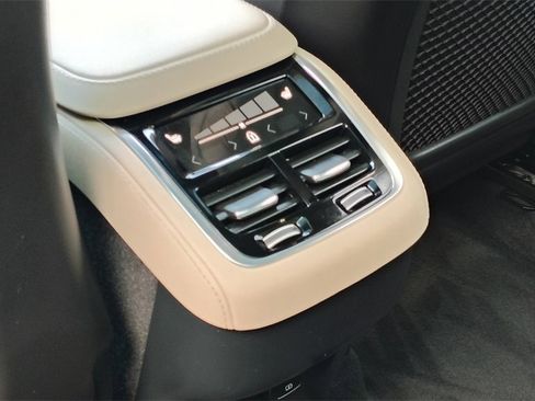 Certified 2025 Volvo XC90 B6 Plus image 31