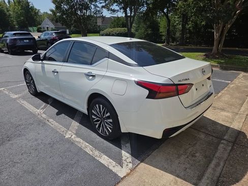 Used 2023 Nissan Altima 2.5 SV AWD/4WD image 2