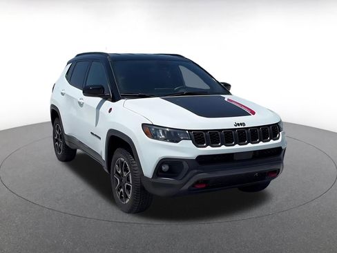 Used 2025 Jeep Compass Trailhawk AWD/4WD image 3