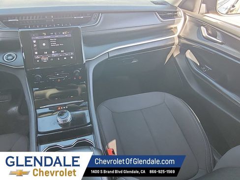 Used 2023 Jeep Grand Cherokee Laredo AWD/4WD image 23