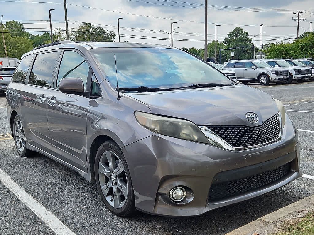Used 2014 Toyota Sienna SE FWD image 2
