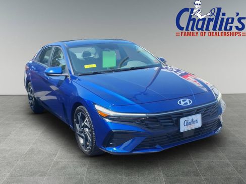 Used 2024 Hyundai Elantra SEL w/ Convenience Package FWD image 3
