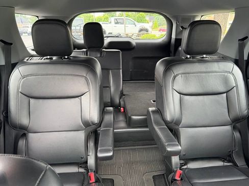 Used 2022 Ford Explorer Limited w/ Equipment Group 301A AWD/4WD image 14