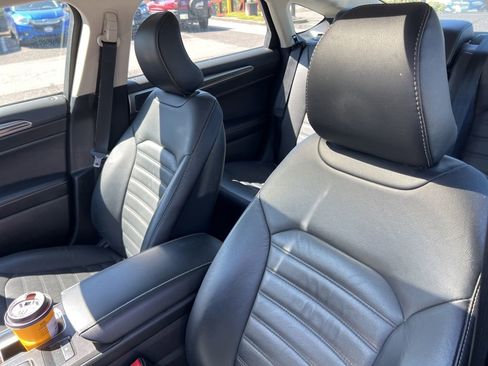 Used 2017 Ford Fusion SE w/ Fusion SE Technology Package FWD image 7