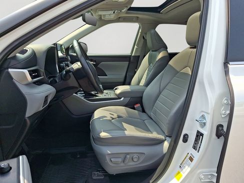 Used 2023 Toyota Highlander XLE AWD/4WD image 15