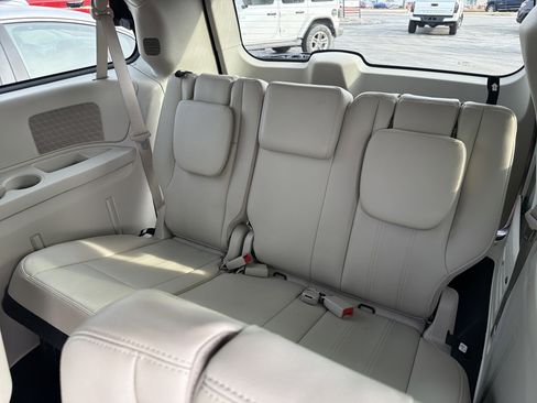 Used 2013 Chrysler Town & Country Touring image 11