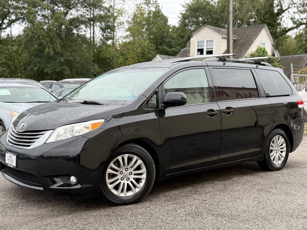 Used 2011 Toyota Sienna XLE FWD image 2
