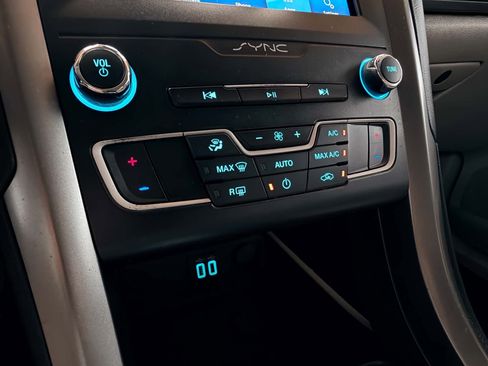 Used 2020 Ford Fusion SE FWD image 31