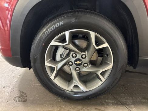 Used 2025 Chevrolet Trax LT FWD image 7