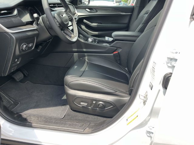 New 2026 Jeep Grand Cherokee Limited w/ Limited Altitude Package AWD/4WD image 18