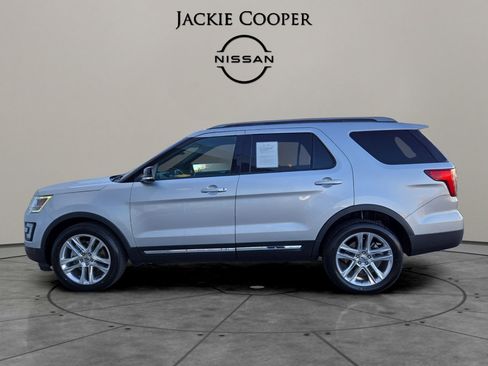 Used 2017 Ford Explorer XLT w/ Equipment Group 202A image 2