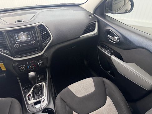 Used 2014 Jeep Cherokee Sport image 17