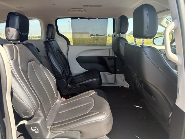 Used 2023 Chrysler Pacifica Touring-L FWD image 16