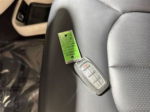 Used 2024 Chrysler Pacifica Touring-L FWD image 29