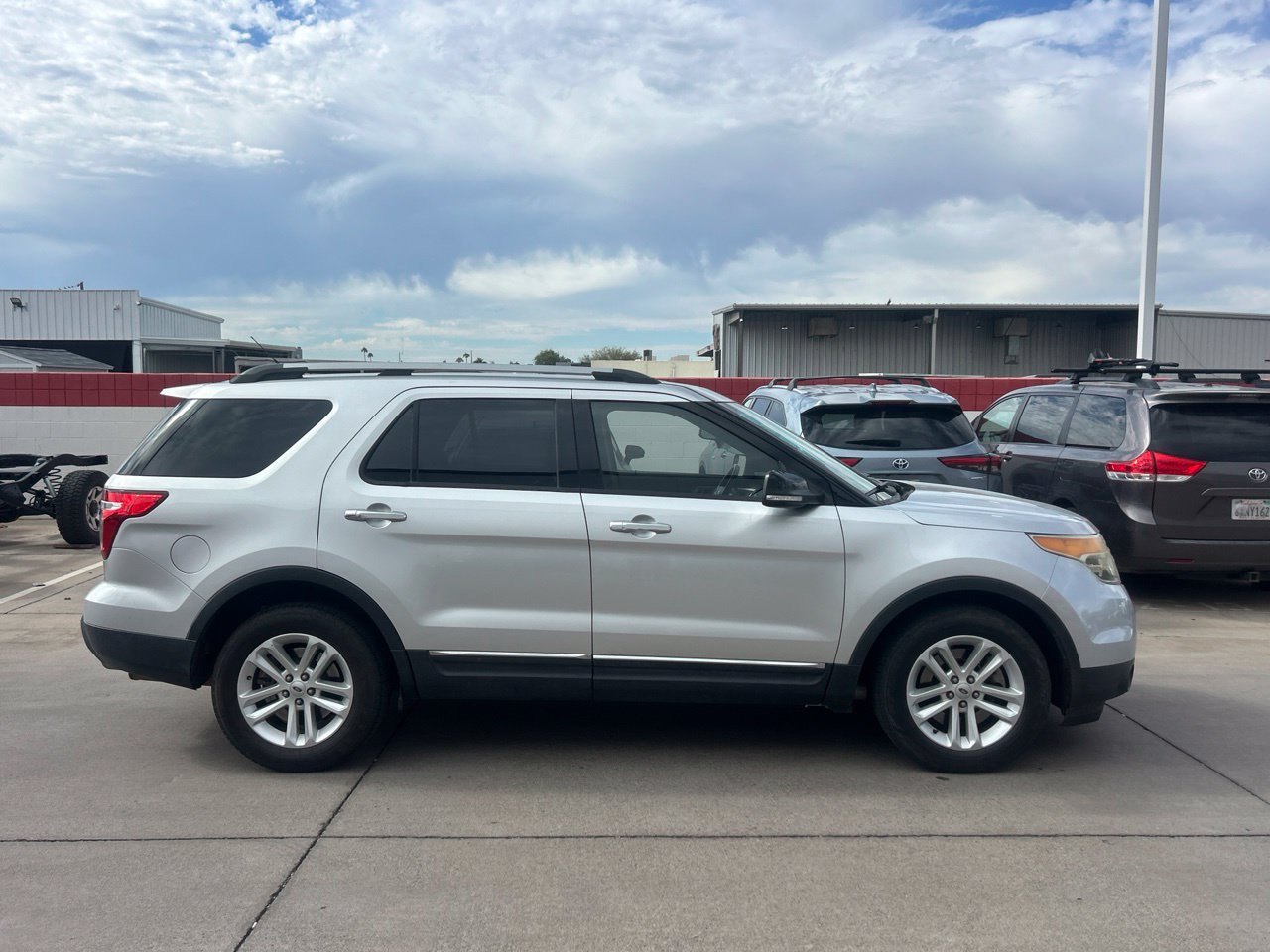 Used 2013 Ford Explorer XLT FWD image 3