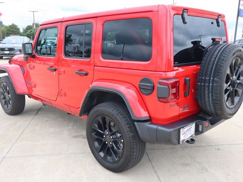 Used 2025 Jeep Wrangler Unlimited Sahara w/ Safety Group AWD/4WD image 7