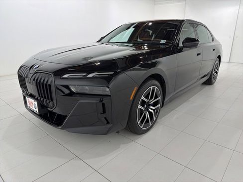 Used 2025 BMW 740i xDrive w/ Premium Package image 1