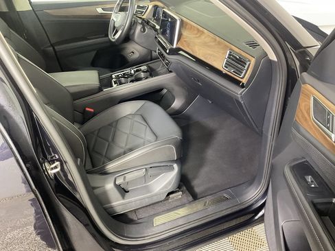 Used 2025 Volkswagen Atlas SE AWD/4WD image 18