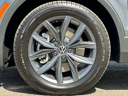 Used 2023 Volkswagen Tiguan SE w/ Panoramic Sunroof Package FWD image 26