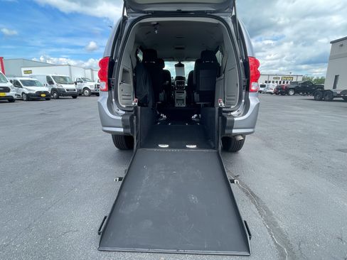 Used 2018 Dodge Grand Caravan SE w/ UConnect Hands-Free Group FWD image 10