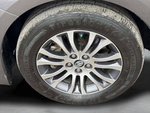 Used 2019 Toyota Sienna XLE w/ XLE Navigation Package image 9