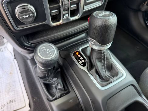 Used 2025 Jeep Wrangler Unlimited Sport AWD/4WD image 27