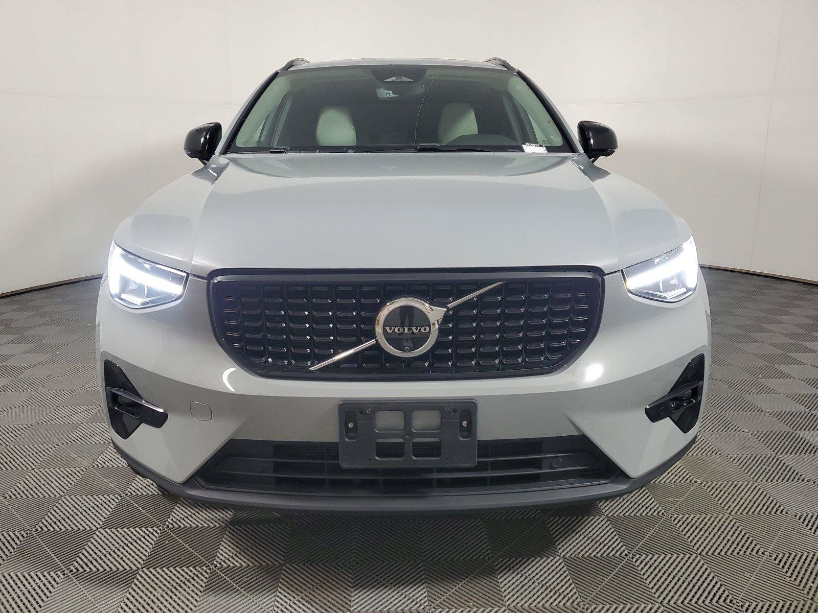 Certified 2024 Volvo XC40 B5 Plus w/ Climate Package AWD/4WD image 2