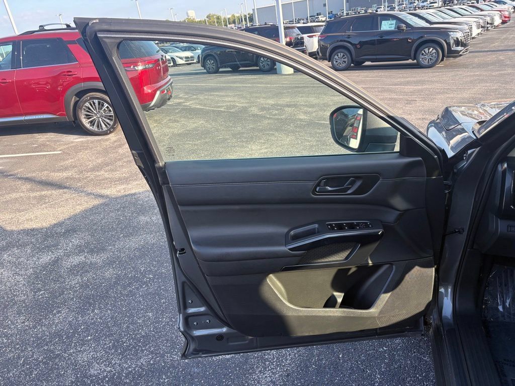 Used 2025 Nissan Pathfinder SV AWD/4WD image 30