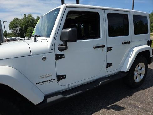 Used 2015 Jeep Wrangler Unlimited Sahara w/ Connectivity Group AWD/4WD image 14