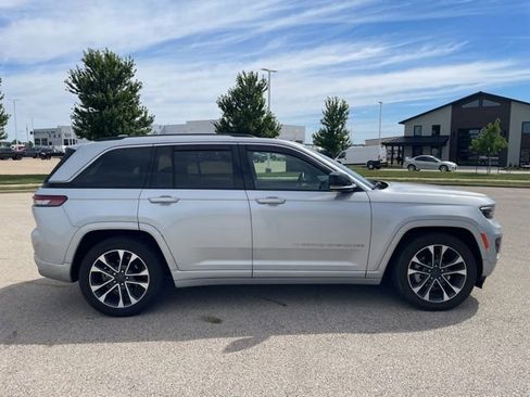 Used 2022 Jeep Grand Cherokee Overland AWD/4WD image 2