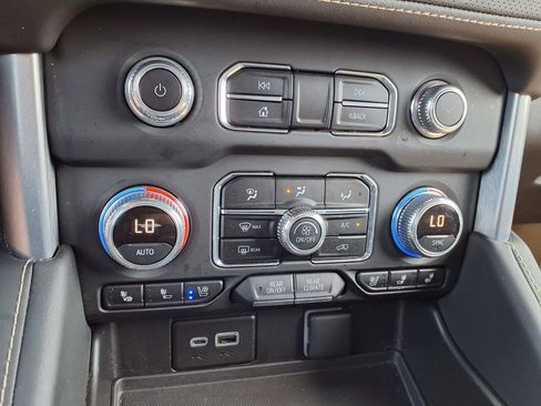 Used 2023 GMC Yukon XL SLT w/ SLT Premium Package image 8