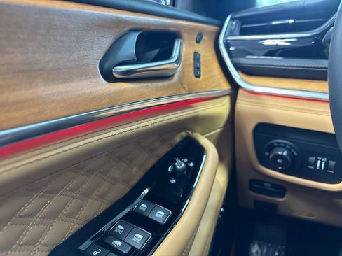Used 2025 Jeep Grand Cherokee Summit AWD/4WD image 27