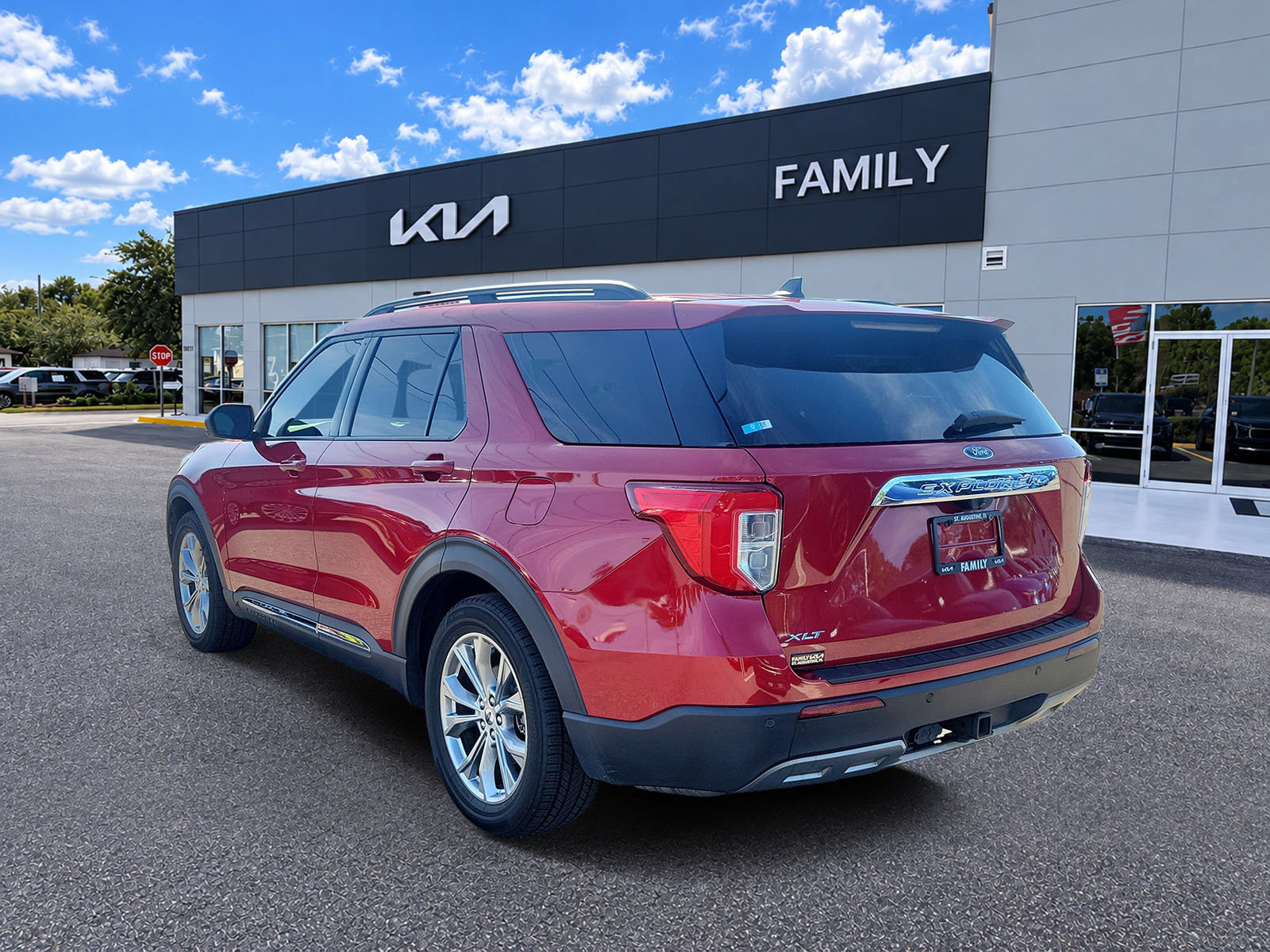 Used 2021 Ford Explorer XLT w/ Equipment Group 202A RWD image 4