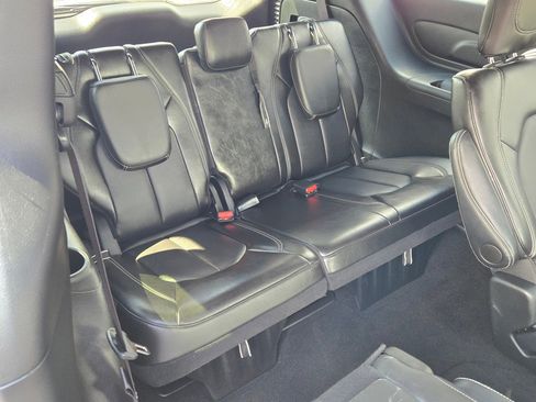 Used 2025 Chrysler Pacifica Select image 10