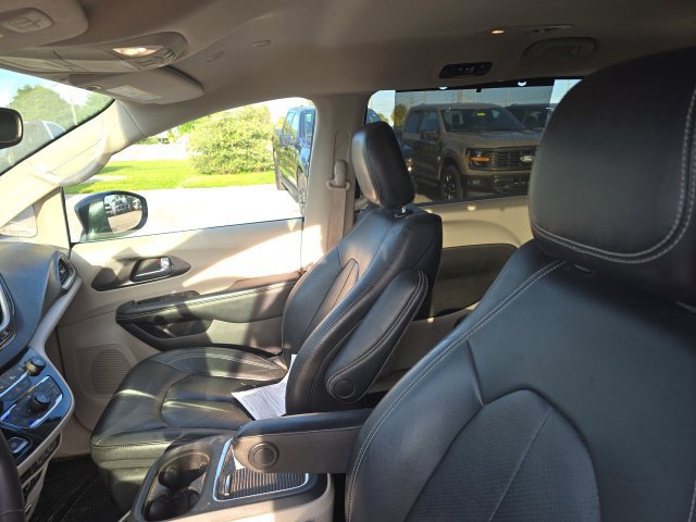 Used 2022 Chrysler Pacifica Touring-L FWD image 7