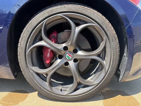 Used 2018 Alfa Romeo Giulia Ti Sport w/ Quick Order Package 22S Sport AWD/4WD image 23