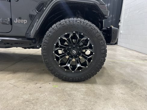Used 2022 Jeep Wrangler Unlimited Rubicon w/ Xtreme Recon 35" Tire Package image 13
