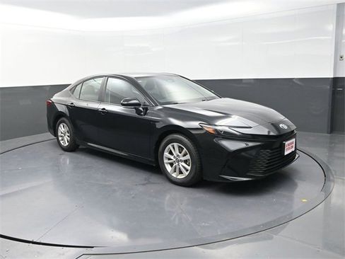 Used 2025 Toyota Camry LE image 9