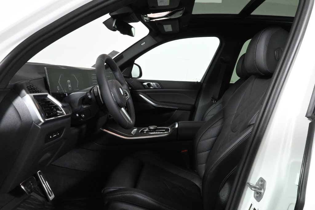 Used 2026 BMW X5 xDrive40i w/ M Sport Package AWD/4WD image 3