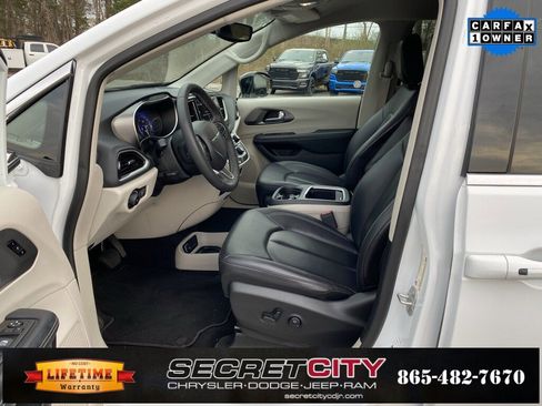 Used 2024 Chrysler Pacifica Touring-L image 9