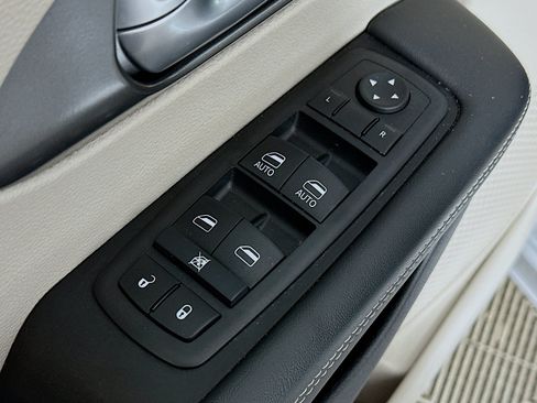 Used 2024 Chrysler Pacifica Touring-L FWD image 17