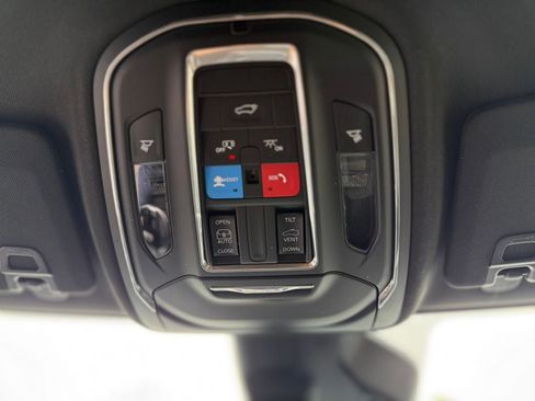 Used 2025 Jeep Grand Cherokee Altitude AWD/4WD image 24