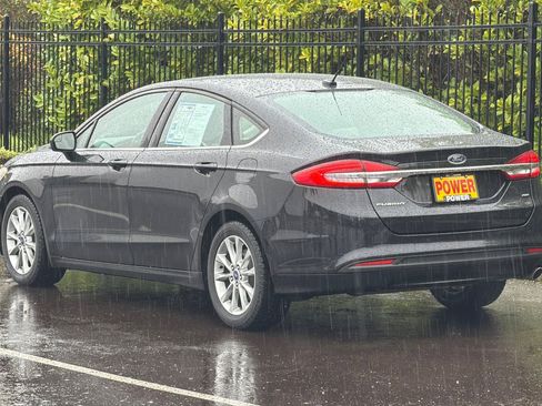 Used 2017 Ford Fusion SE image 6