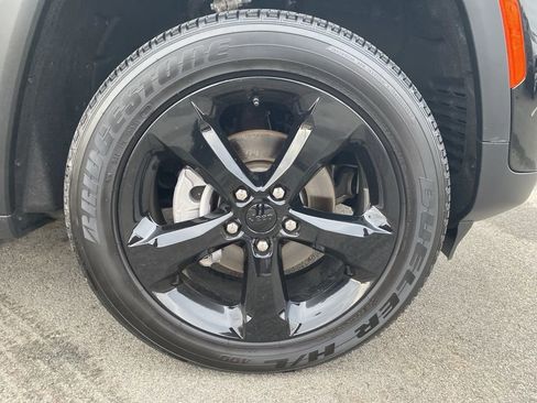 Used 2025 Jeep Grand Cherokee Altitude image 9