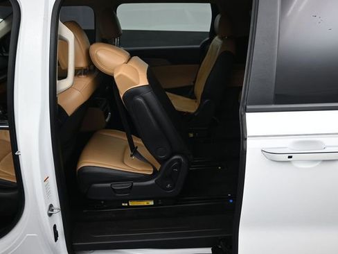 Used 2024 Kia Carnival LX image 28