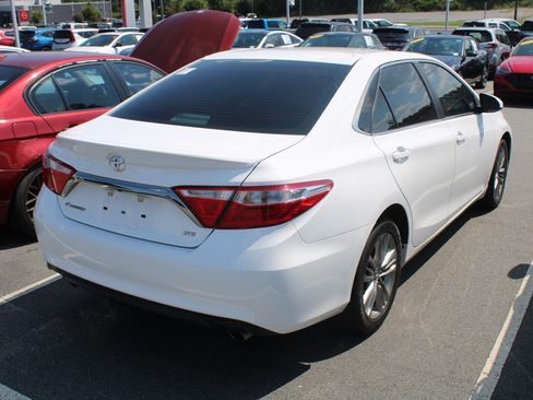 Used 2015 Toyota Camry SE FWD image 6