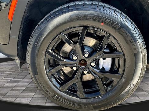 Used 2025 Jeep Grand Cherokee Altitude AWD/4WD image 34